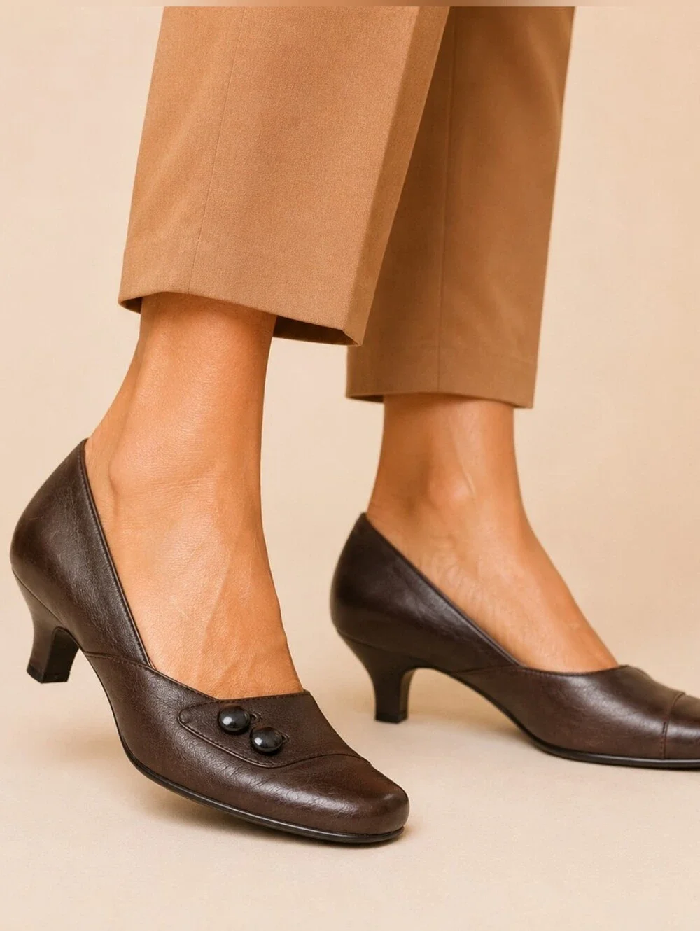 Söfft Brown Leather Kitten Heel Comfort Pumps 8W Wide Button Accent S4244